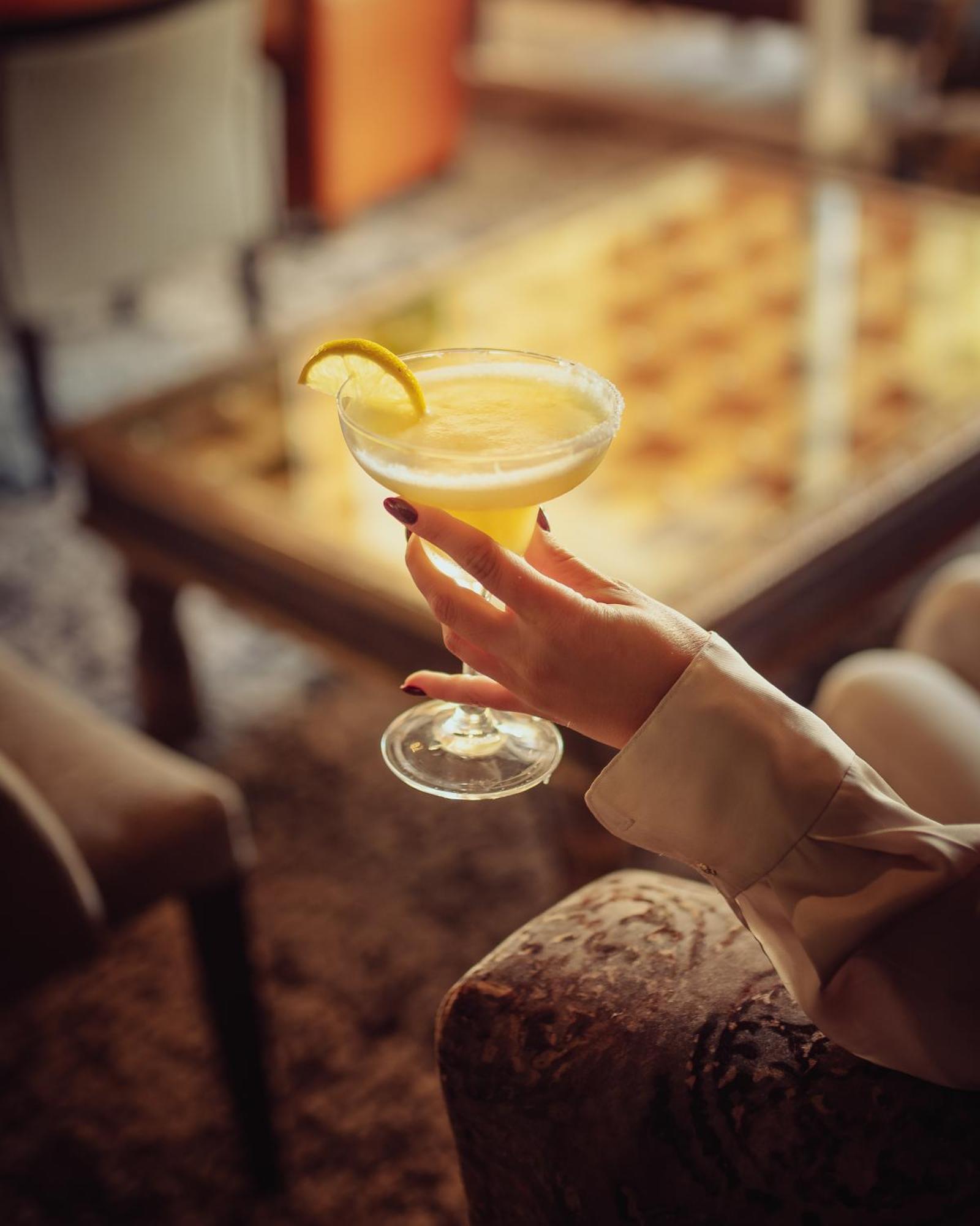 Tikida Golf Palace Agadir Kültér fotó A woman holding a margarita